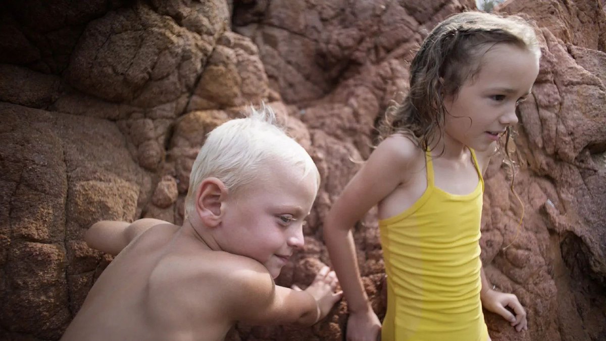 TheFilmLedgermo's tweet photo. Bruno Dumont’s RED ROCKS follows children aged five to seven in a French Riviera town, where swimming off red cliffs gives way to rival groups and first attachments. Filmed in natural light with an observational approach, the 90-minute drama traces danger and freedom through their largely adult-free world. It is a North American premiere in NYFF64’s Currents program.