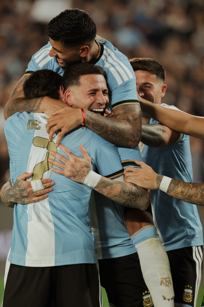 Argentina's tweet photo. #AD10S 🐐

⚽️ #Argentina 🇦🇷 2 🆚 Benín 🇧🇯 0

🎖️ Festeje, Ota querido

Gracias por tanto 👏

📍 Estadio Monumental https://t.co/RRdEXFEoPS