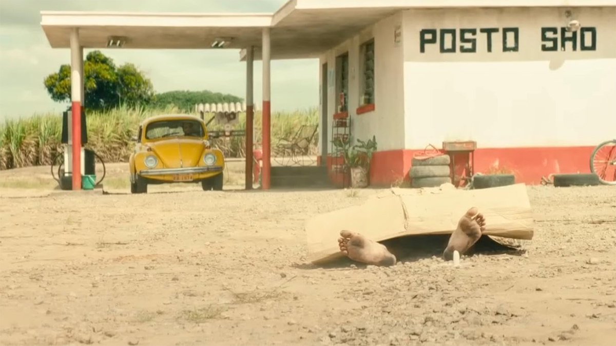papichulocinema's tweet photo. I’m Still Here, the Brazilian film that won the Oscar for Best International Feature, portrays the Paiva family, a middle-class family living through the repression of the dictatorship that marked Brazil.

The Secret Agent, a Brazilian film and the most-awarded non-English-language film of 2025, features Wagner Moura in multiple roles, constantly shifting identities as he tries to evade an ideological hunt that runs over anyone who gets in its way. Bodies are left on the streets to rot, while people cling to myths and urban legends like the Perna Cabeluda (The Hairy Leg) to make sense of the disappearances and deaths surrounding Recife. It is also set during the dictatorship that marked Brazil.

With their great films, Walter Salles and Kleber Mendonça Filho have done everything they can to remind Brazilians: DO NOT FORGET. Democracy is always hanging by a thread.

And here we are in 2026, with a presidential election approaching. Bolsonaro’s son, the son of a former president who defended the dictatorship and torture and was arrested for organizing an attempted coup, is in a tight race that could potentially put him in power.

Brazil, the country of Carnival, cinema, joyful and passionate people, political engagement, and the Amazon, could once again face terrifying times if Brazilians forget what these films have tried so desperately to remind us of.