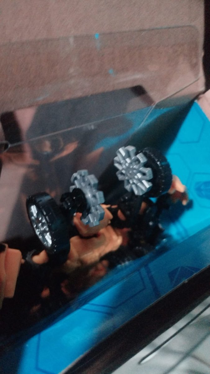 ZigredYT's tweet photo. QUE POR CIERTO, aun ni lo saco de la caja pero ya le implemente un ligero custom, sus "shuriken" quedaron perfectos en el poste que esta ahi jaja https://t.co/FQ0smaUnf9