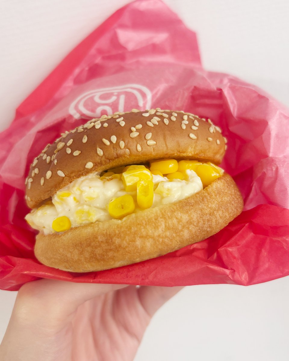 domdom_pr's tweet photo. 試作品❓いただいたぞう🐘
コーンとクリームがあまくておいしい😋
みんな『コンポタバーガー』って呼んでました🌽 https://t.co/V5A6chOWhk