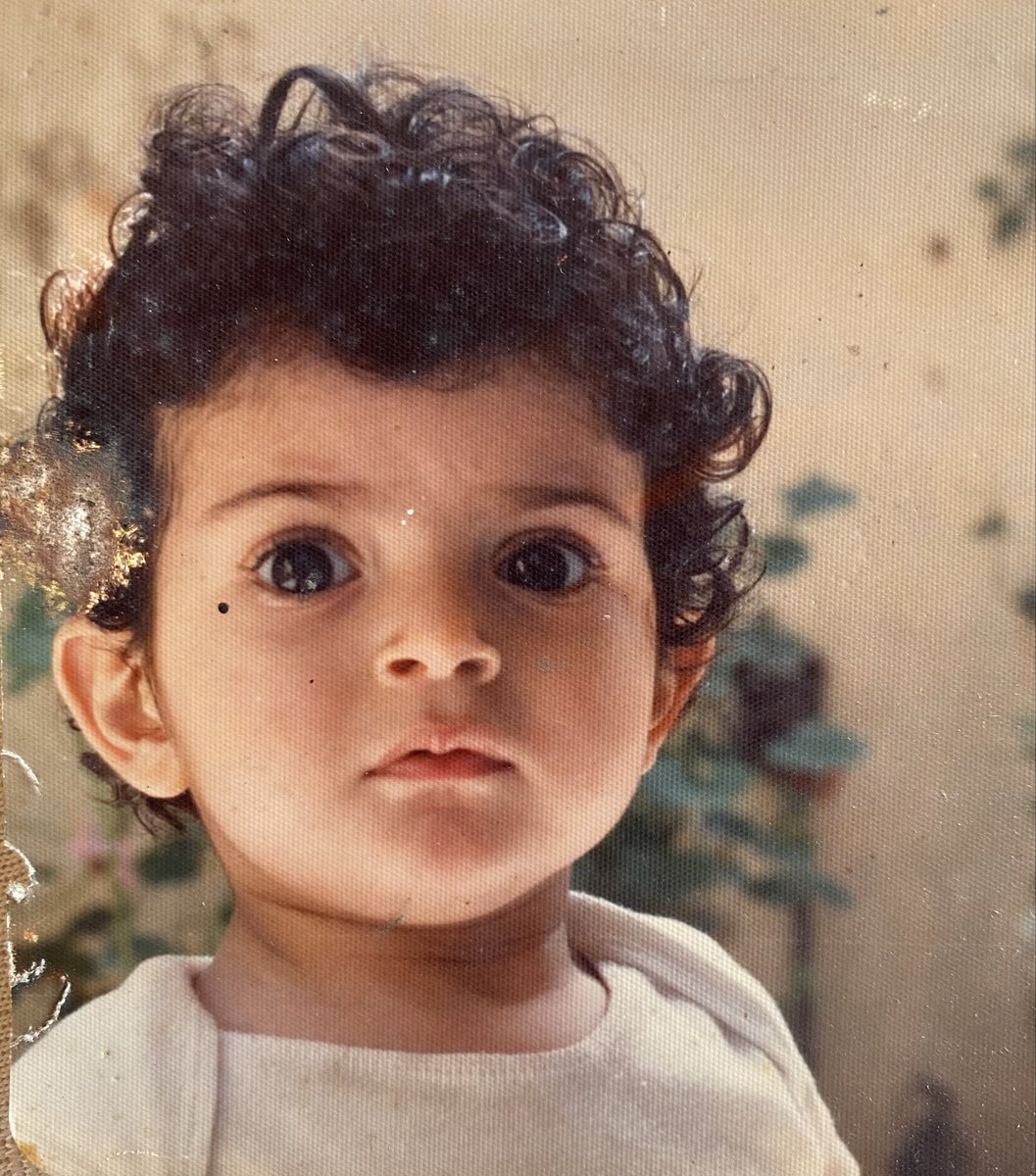 sareh_60's tweet photo. ژانر عکس بچگی
.
.
طفل پاورچین پاورچین
دور شد کم‌کم
در کوچهٔ سنجاقک‌ها
بار خود را بستم
رفتم از شهر خیالات سبک ‌بیرون
دلم از غربت سنجاقک پُر
#صدای‌پای‌آب
#سهراب‌سپهری https://t.co/Xp902TegcR