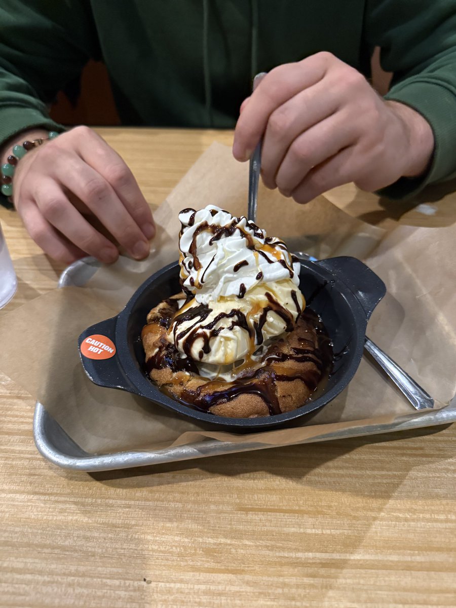 _sogz's tweet photo. sugar daddy bought me dinner 😻 https://t.co/Btm2hECXqE