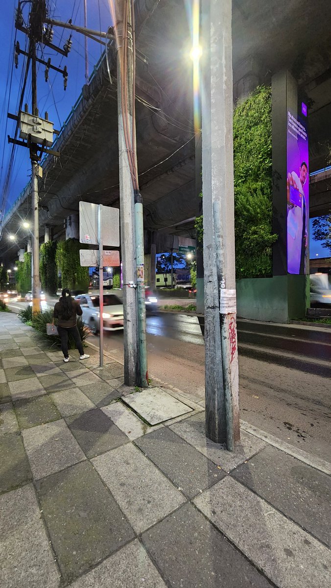 AbbeyKingsley's tweet photo. Esperar el TP en periférico es horrible! Yo prefiero colocarme estrategicamente detrás de los postes por si un pendejo "pierde el control", es necesario pacificar las laterales de las vías de acceso controlado https://t.co/dzLT931rgY