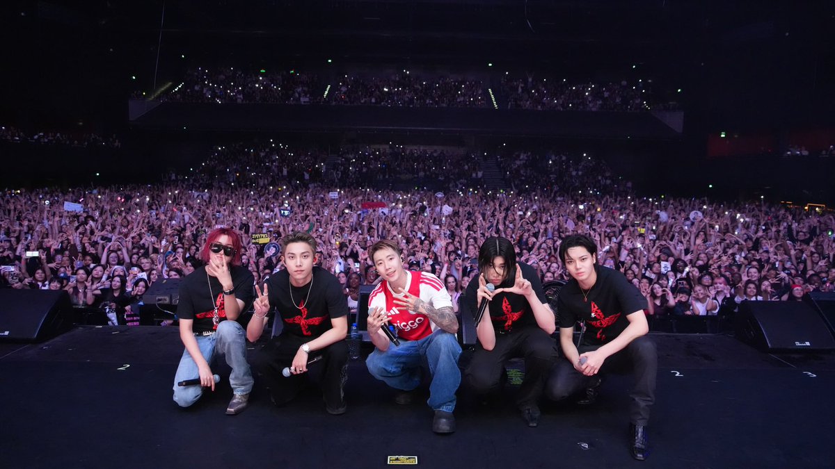 terjemahinRYUL's tweet photo. 261006 Serenades &amp; Body Rolls in Amsterdam

#률 #RYUL #롱샷 #LNGSHOT https://t.co/BFW7ohofqN