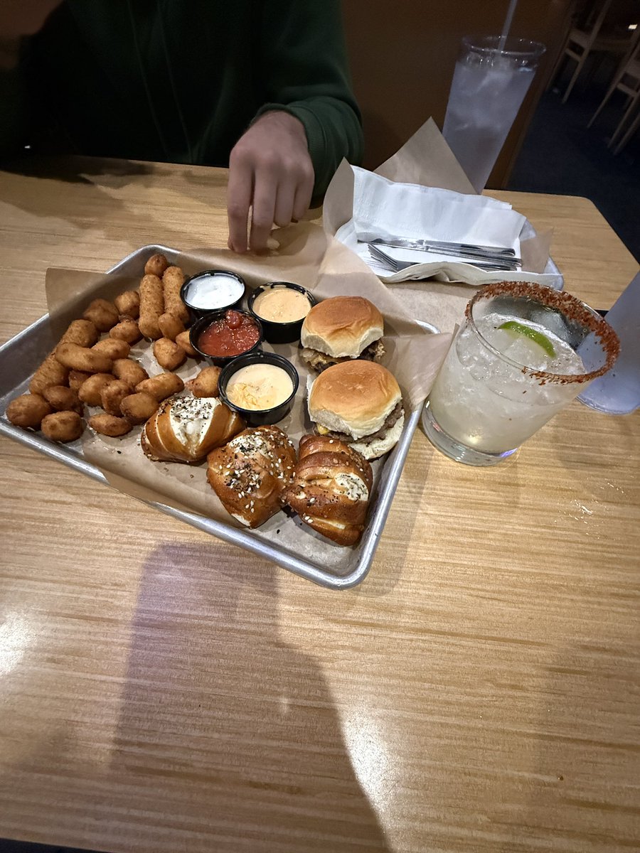 _sogz's tweet photo. sugar daddy bought me dinner 😻 https://t.co/Btm2hECXqE