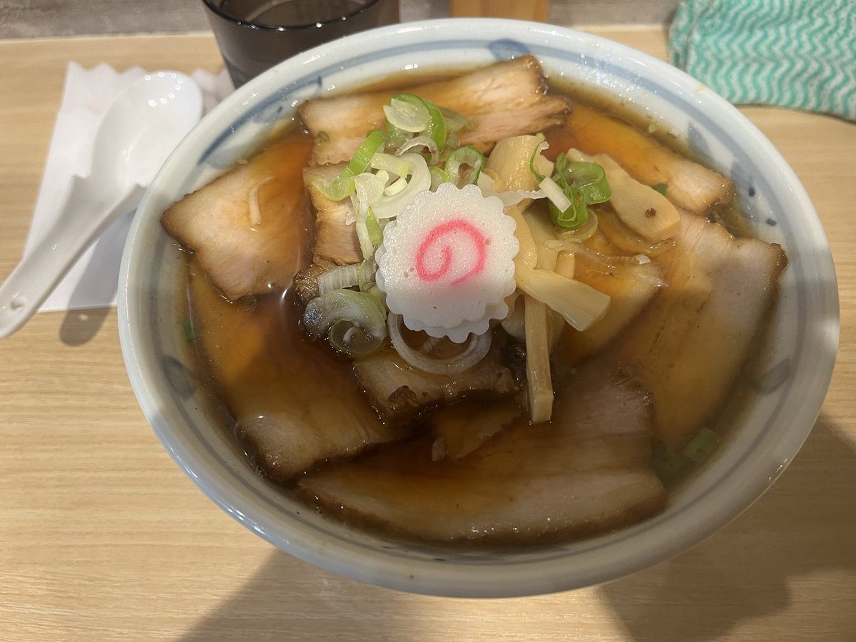 shigemake2's tweet photo. 豊はる＠小川町。そば屋のらーめん950円チャーシュー500円。文字通り、立ち食い蕎麦屋さんがはじめた期間限定ラーメン。ノーマルはチャーシュー二枚にメンマ、ネギ、なると。かつてあった大鵬らーめん＠松阪愛宕町をリスペクトする主人が作り出したラーメン。 https://t.co/1mQrAlXYFX