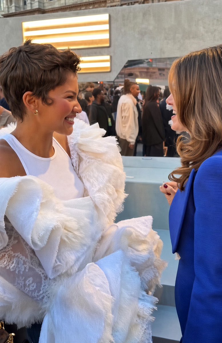 AB_THE_BOSS's tweet photo. Emma Stone and Zendaya at the Louis Vuitton SS27 Show in Paris. Too much talent in one frame. https://t.co/dWo9o20zah