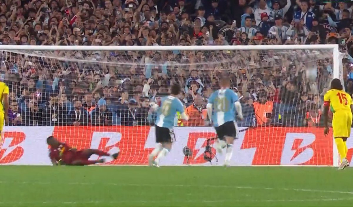 TouchlineX's tweet photo. 📸 - THAT WAS A PERFECT PENALTY GOAL BY MESSI! https://t.co/5u1phTqhR7