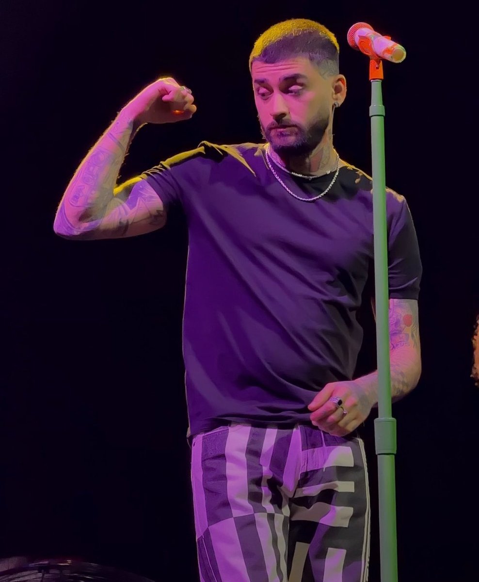 ZaynReport's tweet photo. Zayn flexing his beer can gains on stage during his Buenos Aires KONNAKOL show tonight! 🤪🫶🏻

📸: hadassahhh https://t.co/TMfAW8N6A1