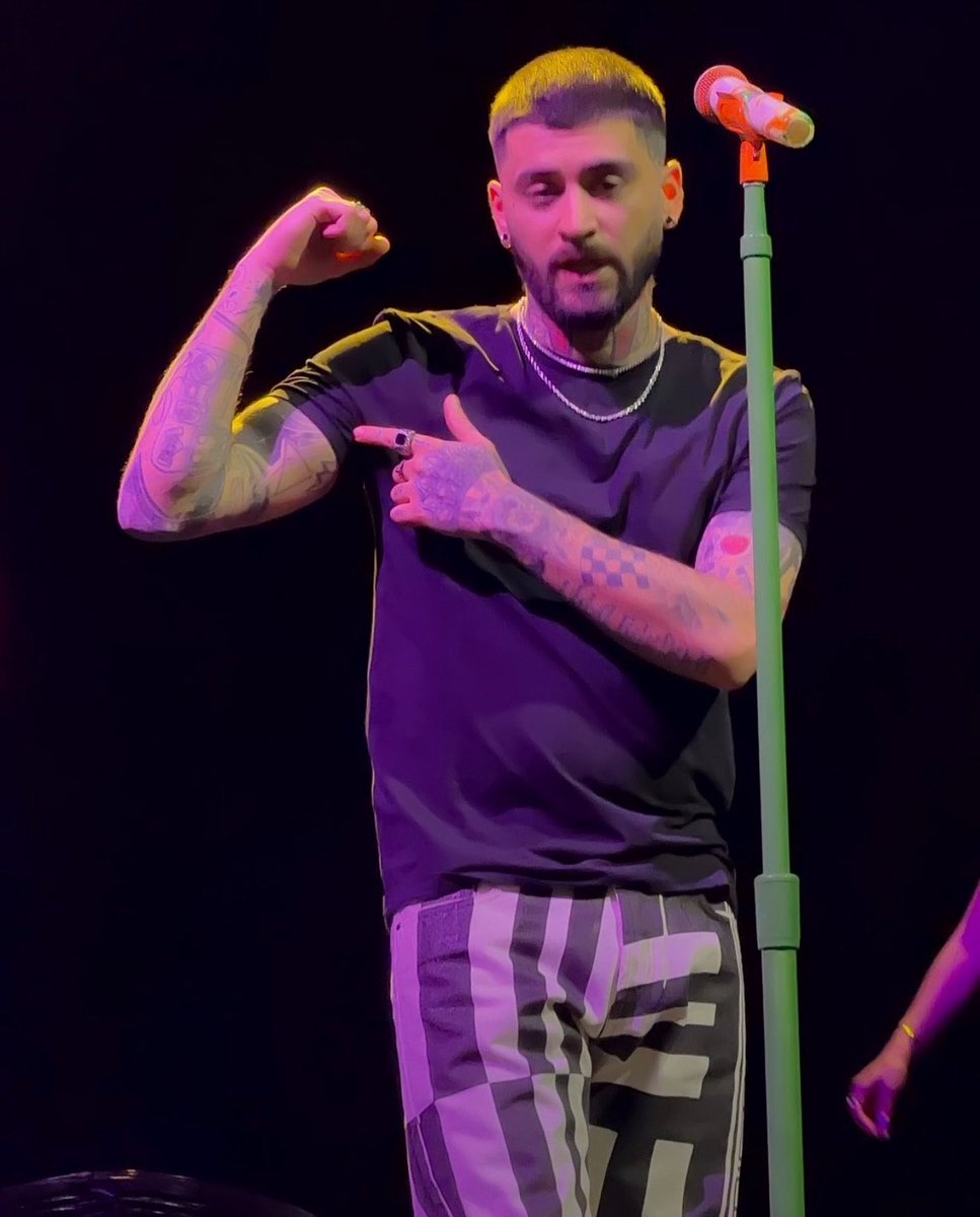 ZaynReport's tweet photo. Zayn flexing his beer can gains on stage during his Buenos Aires KONNAKOL show tonight! 🤪🫶🏻

📸: hadassahhh https://t.co/TMfAW8N6A1