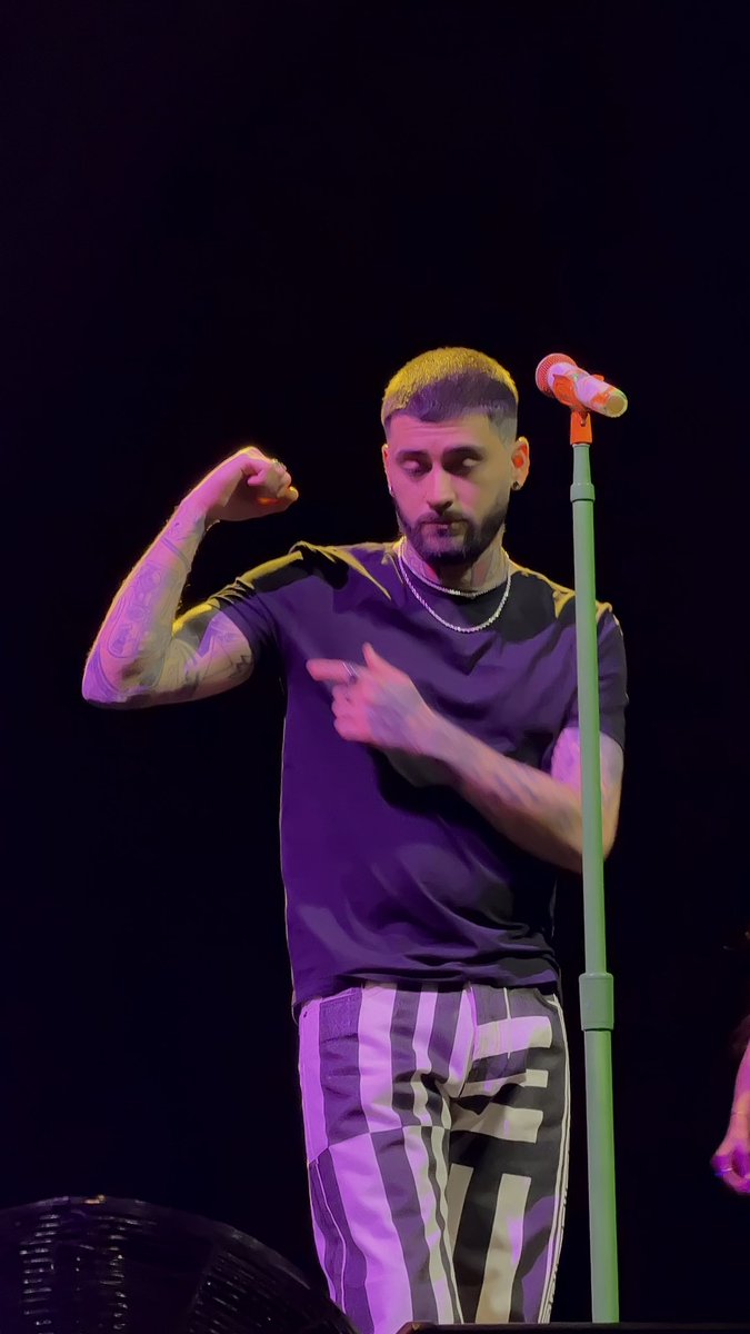 ZaynReport's tweet photo. Zayn flexing his beer can gains on stage during his Buenos Aires KONNAKOL show tonight! 🤪🫶🏻

📸: hadassahhh https://t.co/TMfAW8N6A1