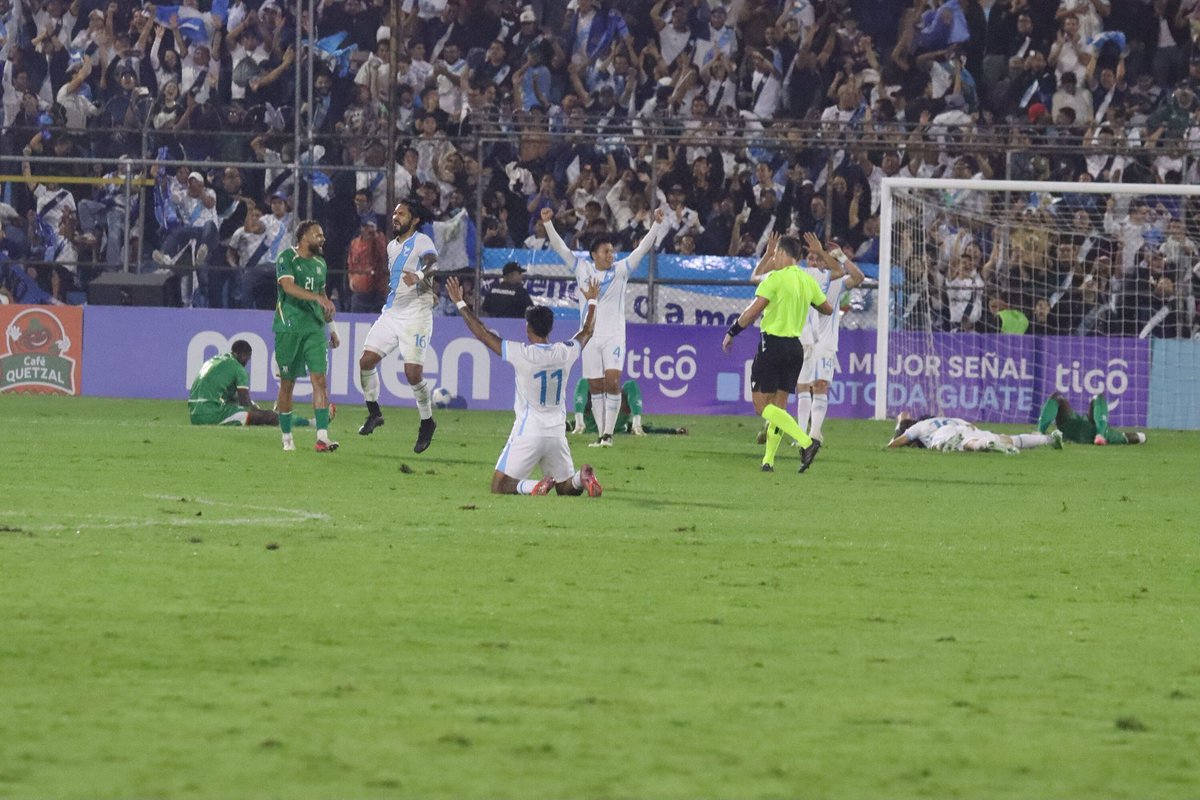AficionadoGuate's tweet photo. Bendito fútbol. Por un rato desaparecen las diferencias y todos celebramos y defendemos los mismos colores. 
Que no se confunda la pasión de la cancha con quiénes somos fuera. Obvio, si nos atacan, nos defendemos, pero el guatemalteco es amable y hospitalario. Solo es fútbol. https://t.co/Dx3T3VeBX5