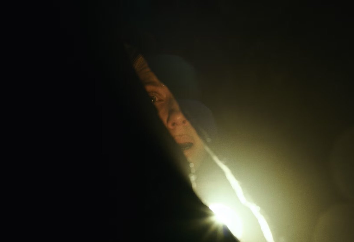 DiscussingFilm's tweet photo. First look at Mike Flanagan's ‘THE EXORCIST’ film, starring Scarlett Johansson, Chiwetel Ejiofor &amp; John Leguizamo.

The film follows a detective who watches the execution of a serial killer - only for his murder spree to continue in demonic ways.

In theaters on March 12, 2027. https://t.co/sc4TDvpg7k