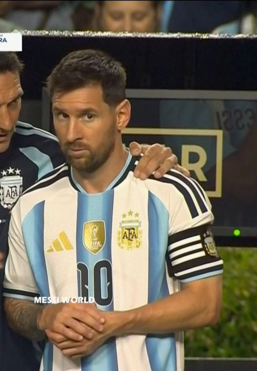 Denise95R's tweet photo. Uno tiro "gracias a Messi nos devolvieron las Islas Malvinas". 
Messi escuchándolo: https://t.co/FWPa1z11pi