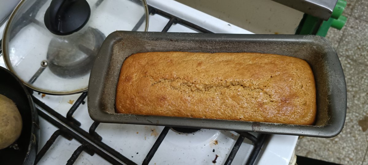 nuezmoscada_'s tweet photo. Hice un budín de pomelo para llevar mañana a la facu y cantarle el feliz cumpleaños a LA PROFESORA DE PERFORMANCE te amamos todes Lauuuuu https://t.co/S9td8AHsKr