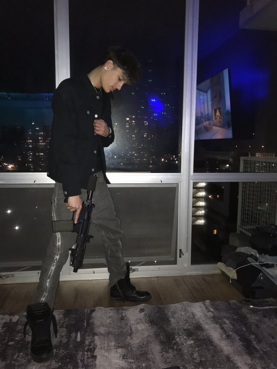 somarwav's tweet photo. my pants rick I don’t need a holster #blessed https://t.co/0UQGgjQY7c