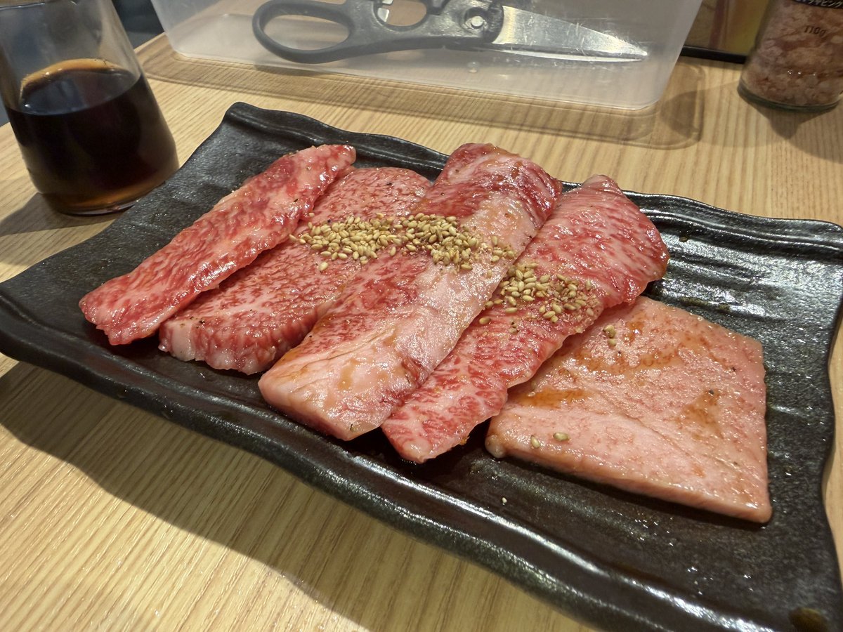 haruguro_ri's tweet photo. 閉店1時間前に焼肉は食べるもんじゃない https://t.co/a7AhJ4Pvf5
