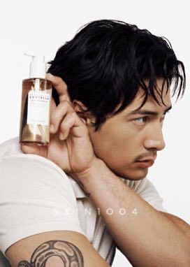 infohudsonbr's tweet photo. Nosso embaixador preferido! 🌟

Hudson Williams em novas fotos para a SKIN1004. A marca também disponibilizou fotos do ensaio fotográfico para papel de parede. 

🔗 https://t.co/AoghWvNQH4 https://t.co/2NOca4EPlB