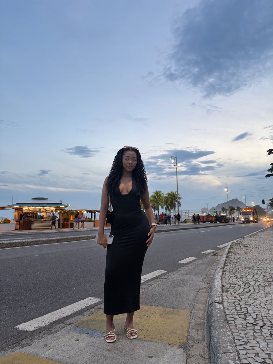 jjuhffereira's tweet photo. 🖤✨🐝 https://t.co/S3yRK35aB3