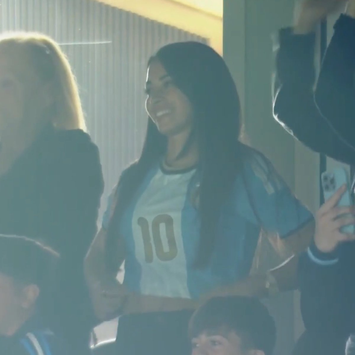 TouchlineX's tweet photo. 📸 - MESSI'S WIFE ANTONELA ROCCUZZO CELEBRATES MESSI'S GOAL! https://t.co/cY0VKpXB6D