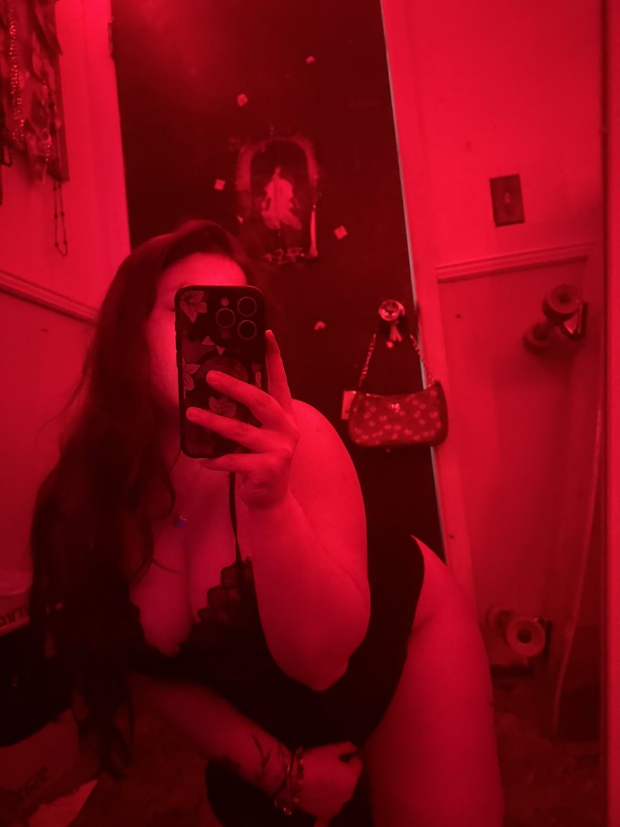 Syd2604's tweet photo. Who’s up and trying to chat xx 💦 💋 #nsfw #horny #nsfwdm #freak #desperate #needy https://t.co/n5Pkt4ls7F