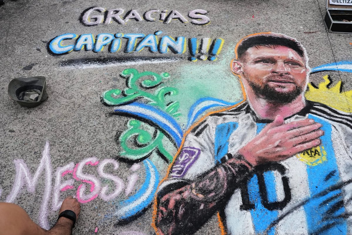 theglobalcr's tweet photo. Cientos de aficionados se concentraron frente al Estadio Monumental antes del último partido de Lionel Messi con la Selección Argentina, un amistoso ante Benín en Buenos Aires.

📸: AFP

Más noticias en https://t.co/7kEgzmii5p https://t.co/GQPd4wJFnH
