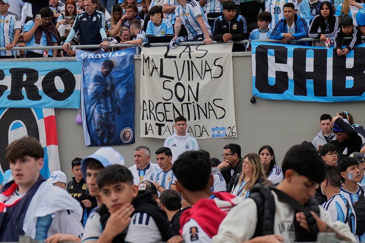 theglobalcr's tweet photo. Cientos de aficionados se concentraron frente al Estadio Monumental antes del último partido de Lionel Messi con la Selección Argentina, un amistoso ante Benín en Buenos Aires.

📸: AFP

Más noticias en https://t.co/7kEgzmii5p https://t.co/GQPd4wJFnH