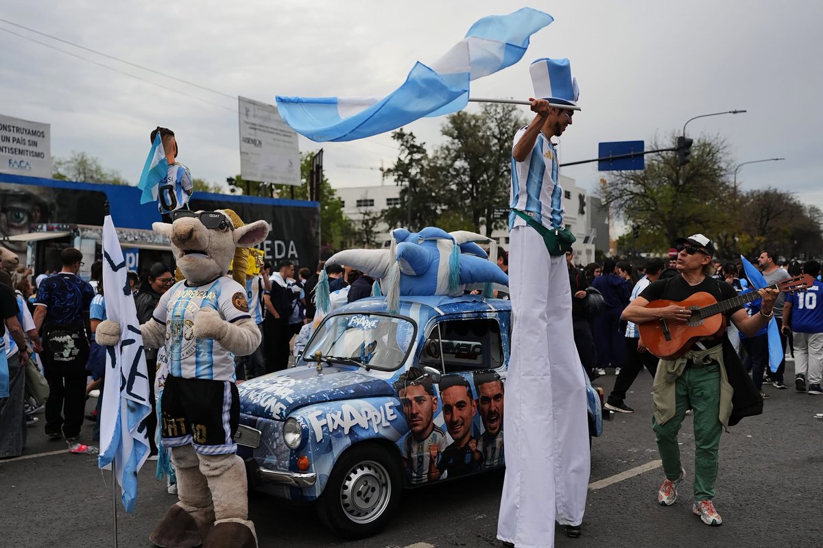 theglobalcr's tweet photo. Cientos de aficionados se concentraron frente al Estadio Monumental antes del último partido de Lionel Messi con la Selección Argentina, un amistoso ante Benín en Buenos Aires.

📸: AFP

Más noticias en https://t.co/7kEgzmii5p https://t.co/GQPd4wJFnH