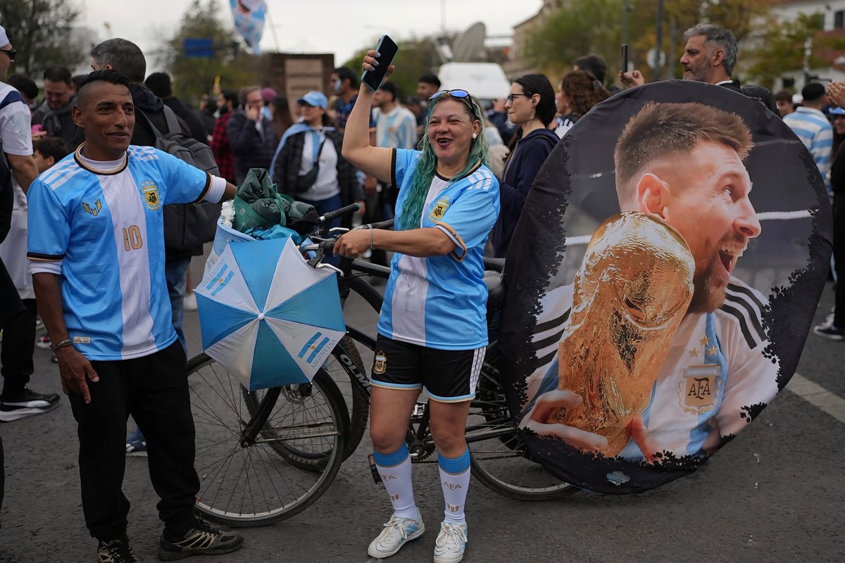theglobalcr's tweet photo. Cientos de aficionados se concentraron frente al Estadio Monumental antes del último partido de Lionel Messi con la Selección Argentina, un amistoso ante Benín en Buenos Aires.

📸: AFP

Más noticias en https://t.co/7kEgzmii5p https://t.co/GQPd4wJFnH