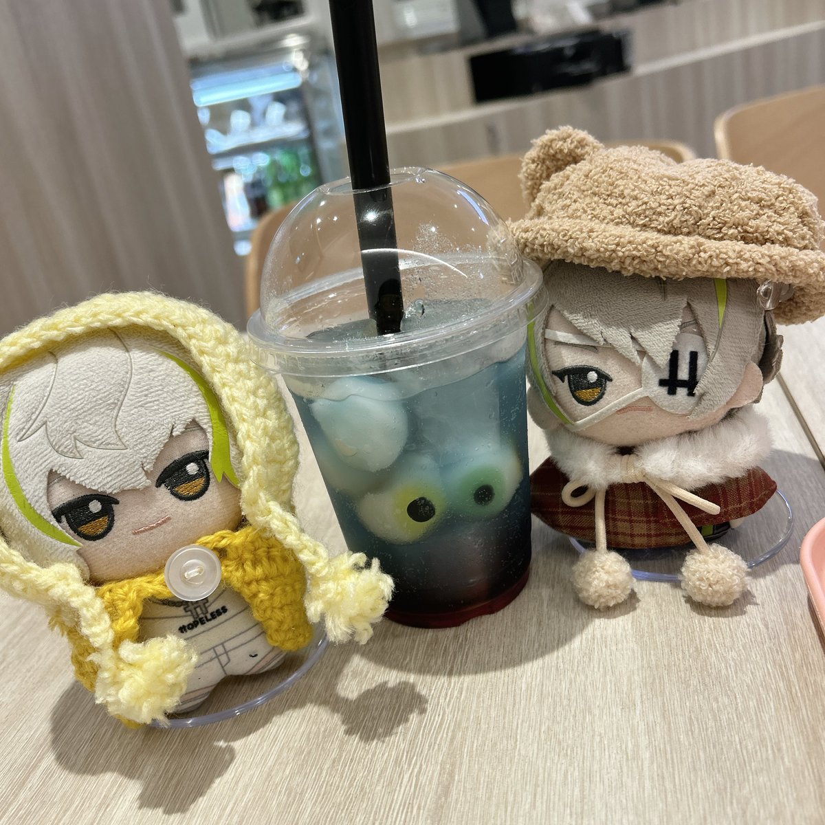 tunauni_18's tweet photo. ハロウィンドリンクを求めて久しぶりにお外に連れ出してあげた🐾
わんちゃんクッキー犬種は何でしょ~かっ https://t.co/Ooy5BAOkaF