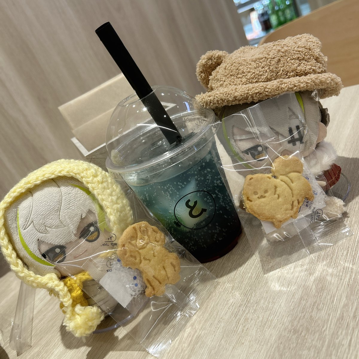 tunauni_18's tweet photo. ハロウィンドリンクを求めて久しぶりにお外に連れ出してあげた🐾
わんちゃんクッキー犬種は何でしょ~かっ https://t.co/Ooy5BAOkaF