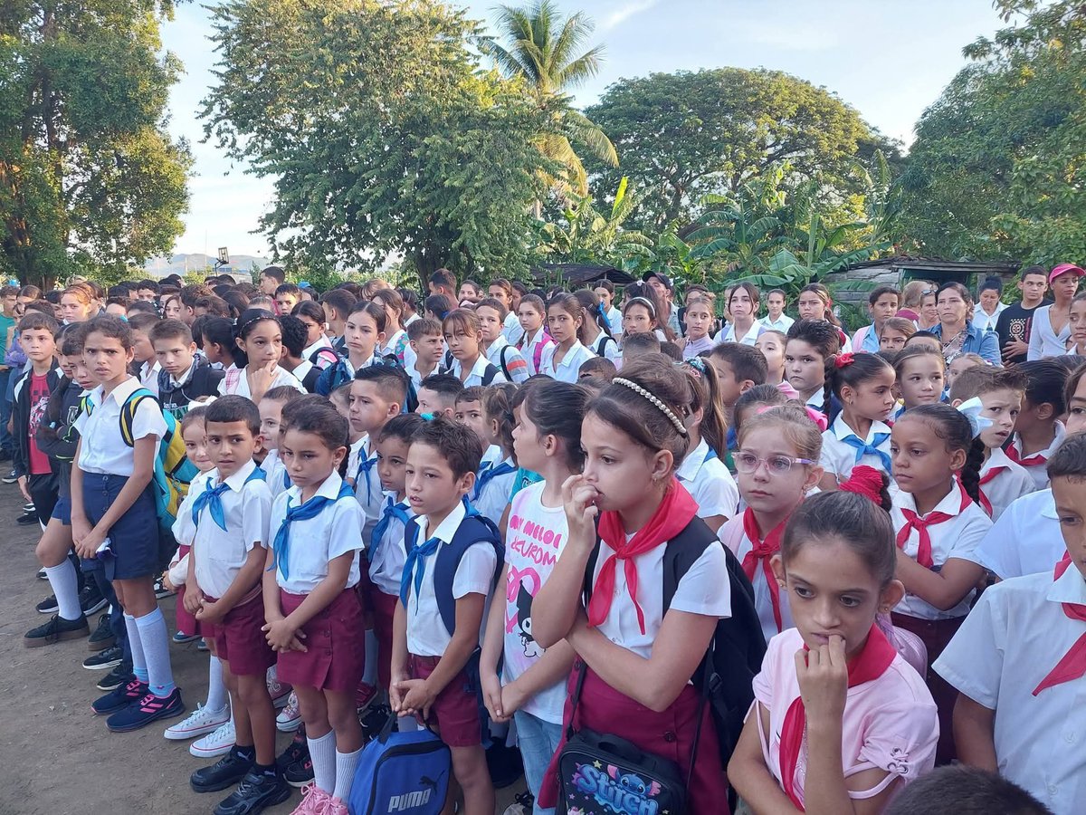 amarilyshb73's tweet photo. Los pioneros del Centro Mixto Carlos Manuel de Céspedes de #Guane #PinardelRío rinden un merecido homenaje.a las víctimas del crimen de Barbados. #CubaViveEnSuHistoria https://t.co/DU3T7CyCAk