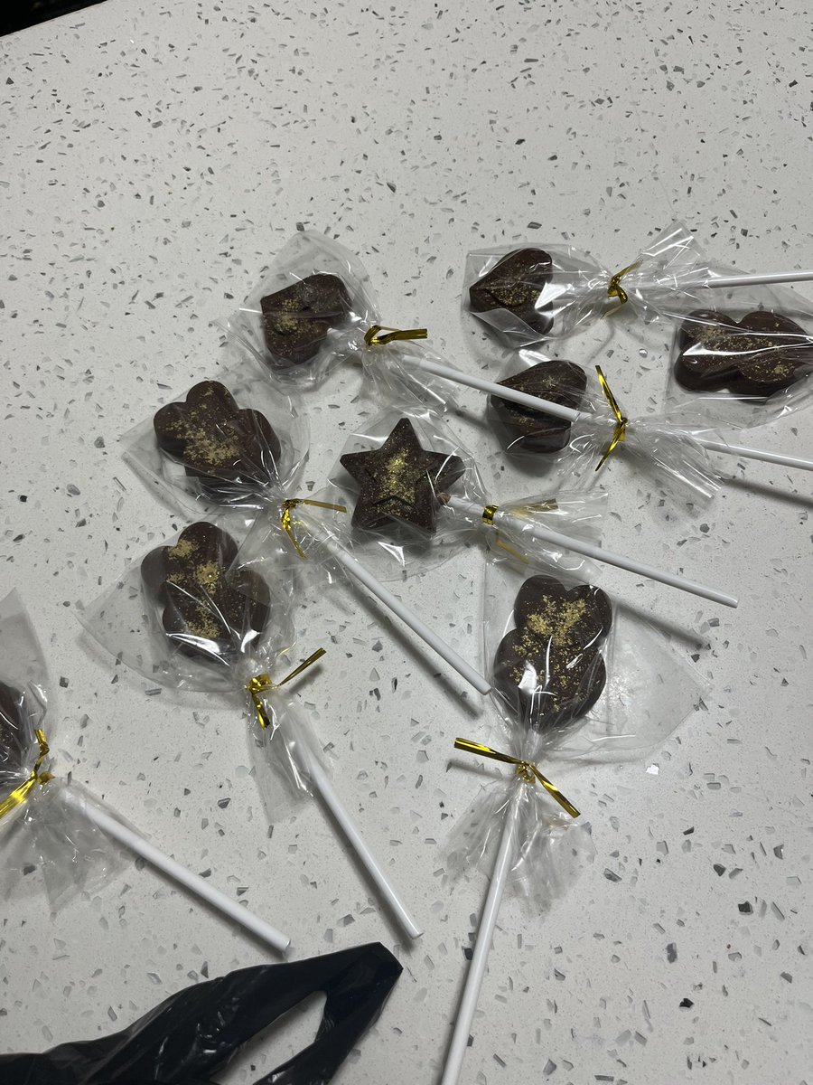 blunt6ngel's tweet photo. cocinandole paletas a mis amiguitas seniors pq mañana se graduan :3 https://t.co/vyLCSyFusO