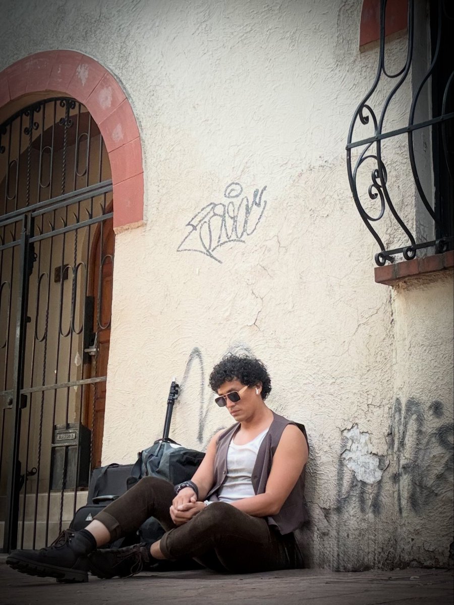 ZandinoLuna's tweet photo. En lo simple, se encuentra un universo sin límite !!!

#streetstyle #artist #urban #sunglasses #outdoors #mexico #cdmx #RomaNorte #mexicano #ZandinoLuna #me #street #BrownOutfit #vest https://t.co/5jiglYjSqL