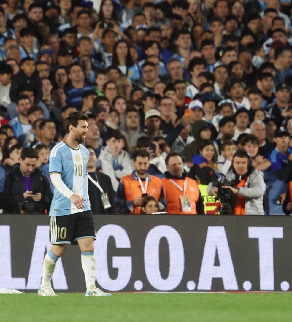 lnstantFoot's tweet photo. 932 BUTS 
426 PASSES DÉCISIVES 

Lionel Andrès Messi Cuccitini. https://t.co/oFjiwUDDEE