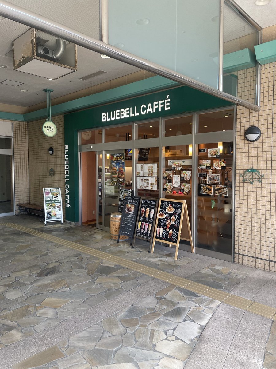 Kamibaraoru1's tweet photo. 田原の「ブルーベルカフェ」でモーニング☀️今回はアメリカンスラムを注文🥞🍳

自家製パンケーキ3枚に、ベーコン・フライドエッグ・フランク・ホームフライと朝からかなり豪���！

ボリューム満点で朝から大満足でした😋

#ブルーベルカフェ #田原カフェ #田原モーニング  #モーニング巡り #パンケーキ https://t.co/BHKkvG6SaO