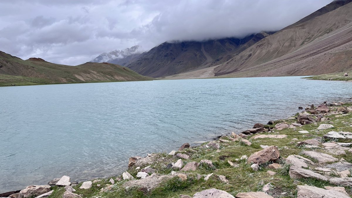 sreehari1225's tweet photo. @purenature_1 Calm lake amidst misty mountains https://t.co/kJjasirpRt