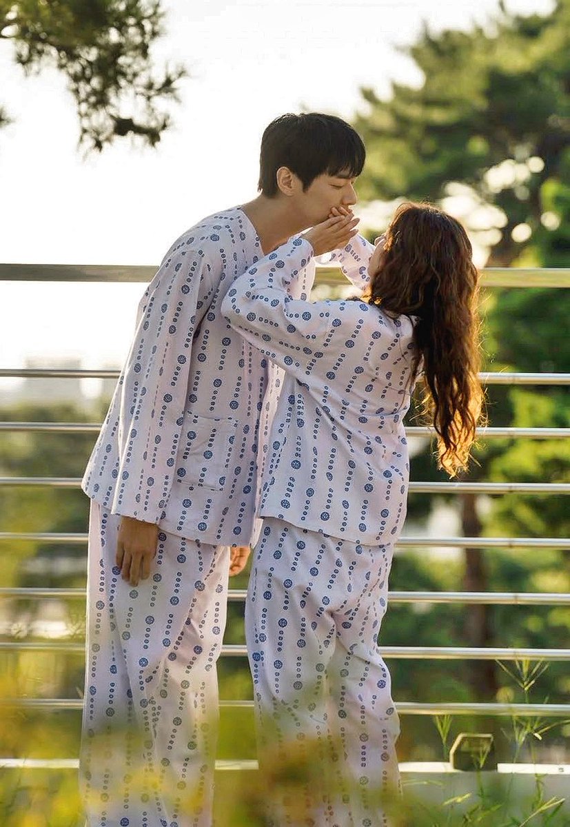 Sai129028's tweet photo. Kim Young Kwang, you are so back on the role you were good at and have been. You really have all the qualities and ability.
Soon you will recharge your fans’ batteries to 100%. Thanks.
🫀🩺🪫⚡️🩷🔋
#김영광 #KimYoungKwang
#BaekHoRang #NaBoBae
#TakeChargeofMyHeart🩷
#나를충전해줘🩷 https://t.co/NgdvunOr7P