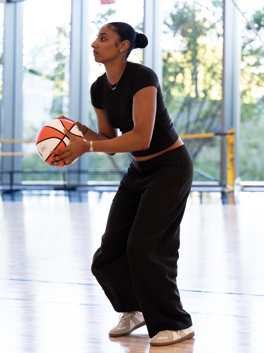 USCWBB's tweet photo. hoopers hoop no matter where they are 🤷‍♀️ https://t.co/pnZLjeh05A