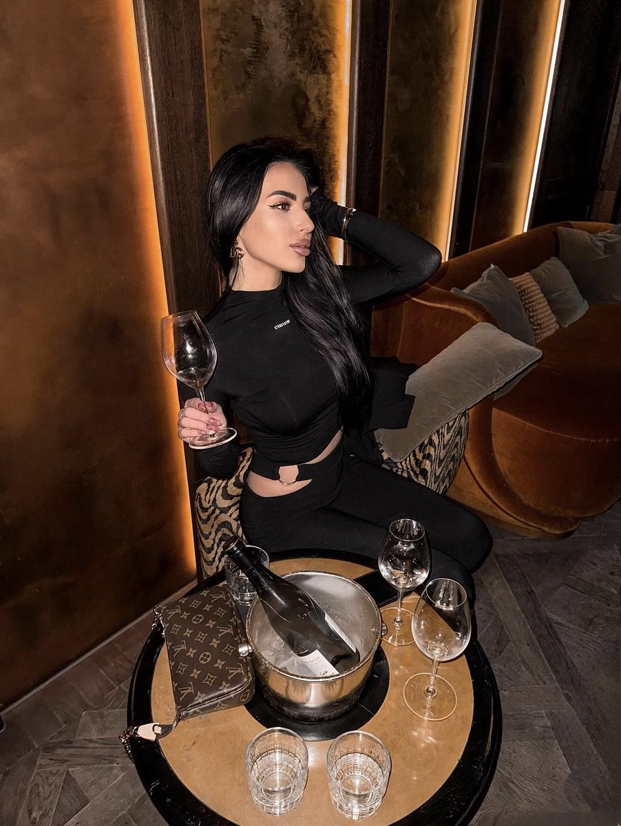 TopGoddessDama's tweet photo. I love spending your entire day's pay, and with just a snap of my fingers 🫰🏽
you hand it over to me in a minute ! ♠️ https://t.co/Eg5Fjl3i80