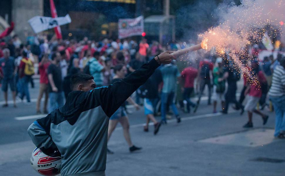 matheus_blch's tweet photo. @missbrysa @Chr0nu @hyoko045 A esquerda no seu dia mais democrático https://t.co/gyG5G0rS7K