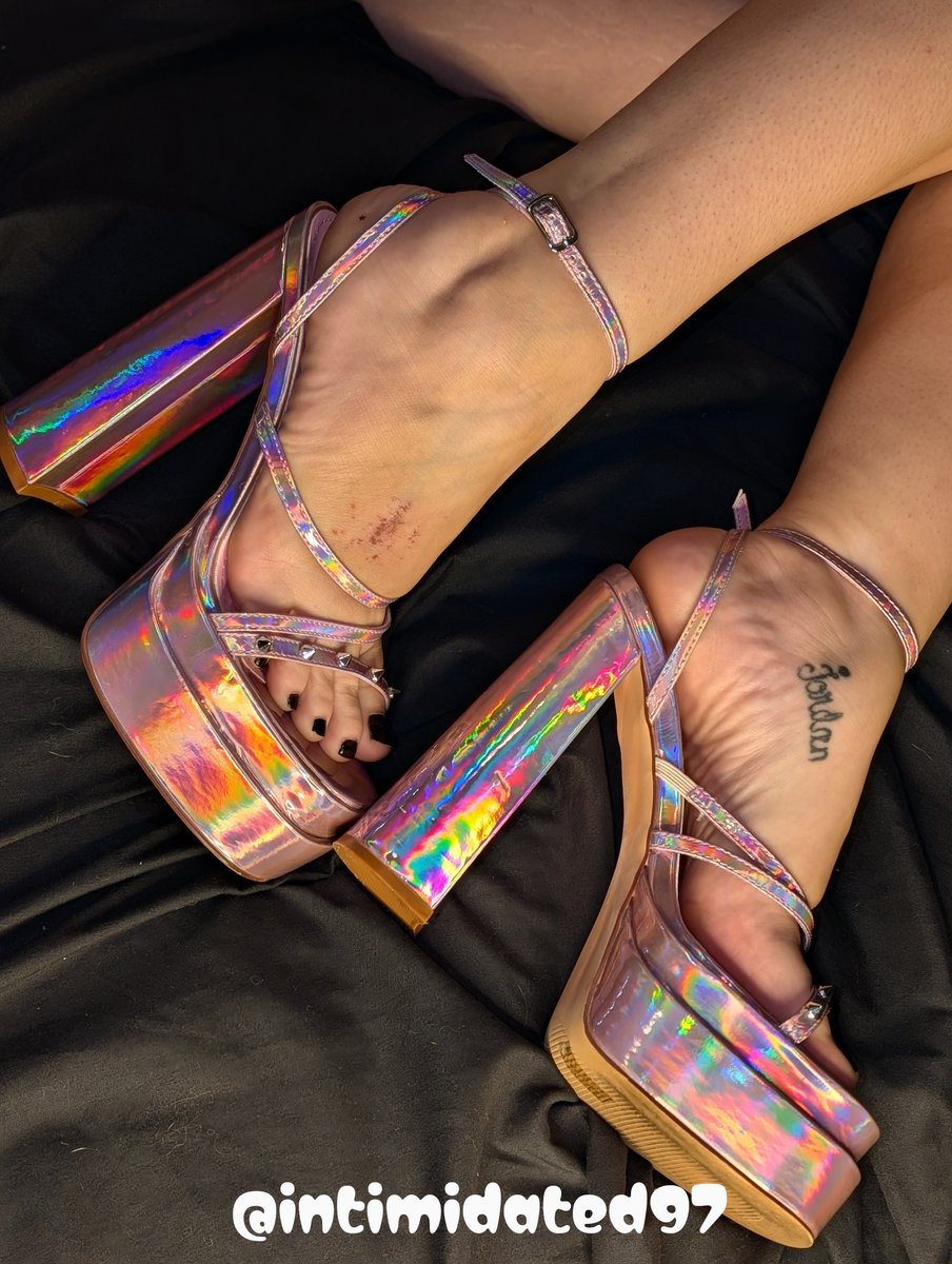 Intimidated1997's tweet photo. @alilouelr @rzfeetsoles Who doesn't love pink high heels? https://t.co/rEWTsMV41b