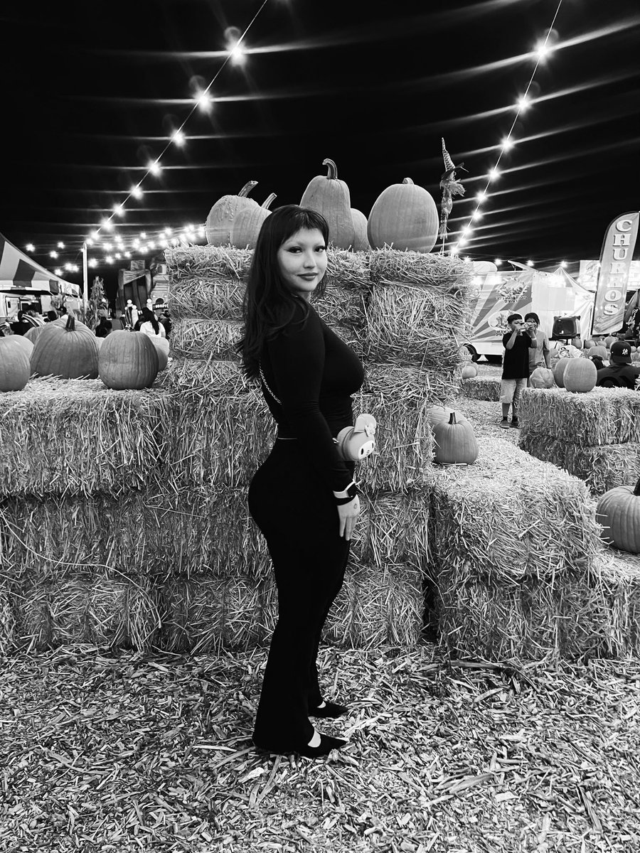 plzsendbiceps's tweet photo. #spookyseason 🎃🖤 https://t.co/YgzSk2P4Lx