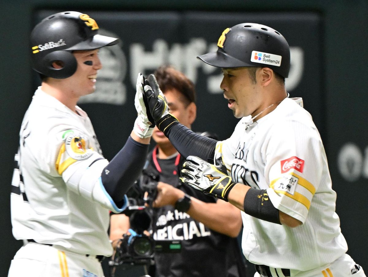 nishispo_hawks's tweet photo. 史上空前の一騎打ちか？　

40発で2冠の栗原陵矢選手、3割30本100打点の近藤健介選手　

リーグMVPはソフトバンク主軸の激しい争い 

▼記事はこちら▼#sbhawks
https://t.co/2RoJ4layUi https://t.co/7o3ma7H8fJ