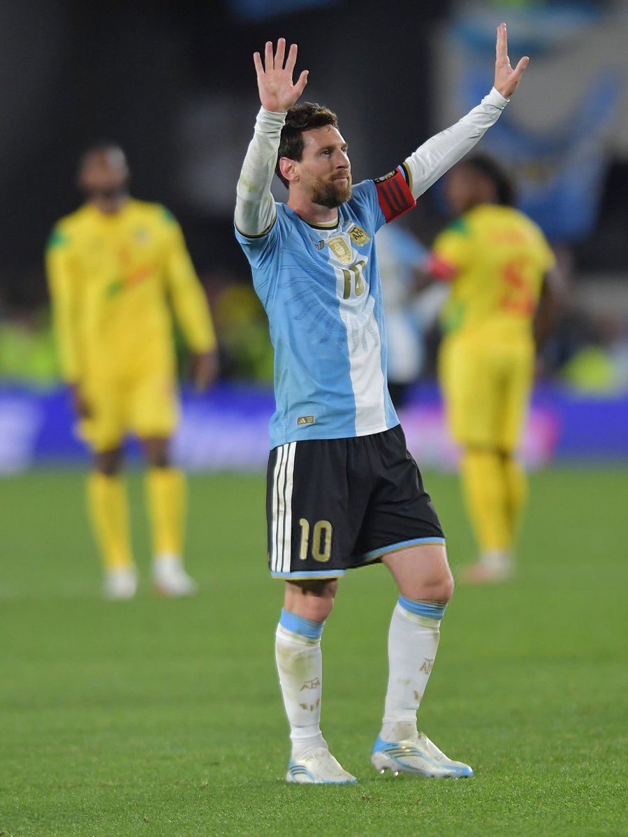 M10GOAT's tweet photo. الملك يبادل شعبه التحية بعد تسجيله 🥹🇦🇷 https://t.co/vgoWGi4iWg