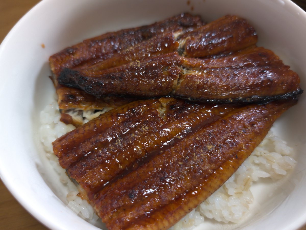 dil33aniki's tweet photo. ぼこられたときのドカ飯です。
手痛く負けたときこそ…！

#うなぎ　#ギャンブル　#スマスロ　#投資　#Bitcoin https://t.co/q6yYw35jzC