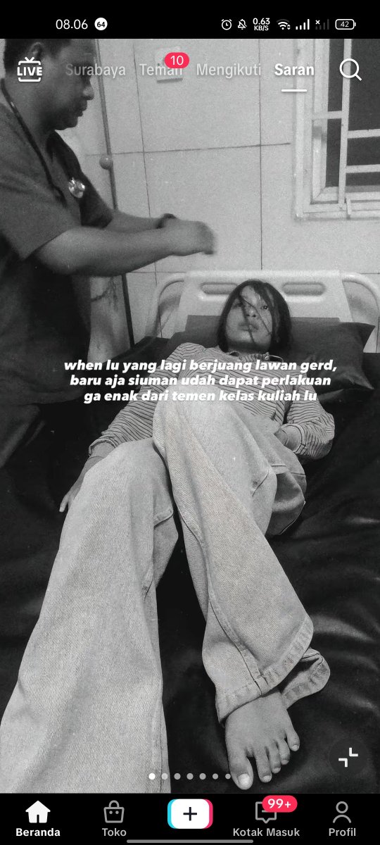 562side's tweet photo. temennya sakit gerd sampai gonta ganti RS buat survive biar tetep hidup, eh malah dibercandain sama temen kuliahnya jir????? 

mana ketikannya sarkas banget dan ngira kl sakitnya boongan???? gila bgt anjir kek gak pernah disekolahin

padahal kuliah di UIN tp kelakuan nggak ada islam-islamnya