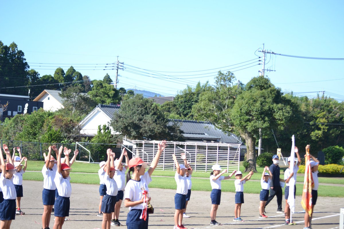 nishimata_esc's tweet photo. １０月１８日の大運動会に向けて今日は閉会式と応援団のエール交換の練習をしました。練習を重ね、完成度も少しづつあがってきました。本番に向けて１回、１回の練習を全力で取りもう！！頑張れ！！西俣っ子！！ https://t.co/6gj5lbPzmJ