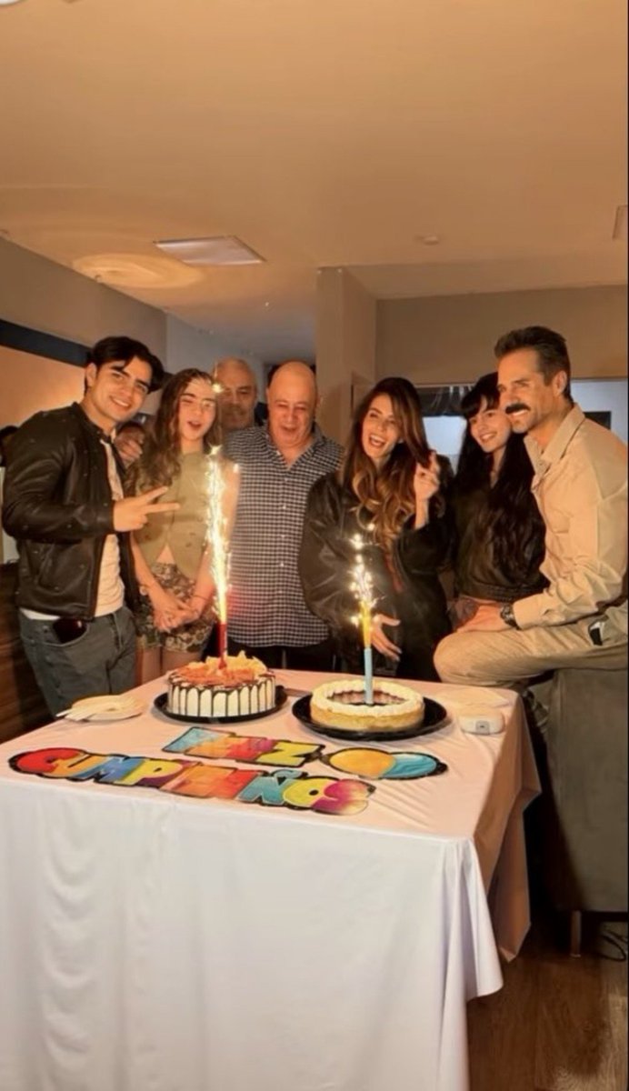 SiobhanVTre's tweet photo. Lo bonito que siento de que en el círculo social de mi gatito cada vez haya más actores, y que hermoso ver que el elenco se lleva tan bien, agradezco que este fuera su primer proyecto actoral💗❤️
#AaronMercury #Mercurials https://t.co/GEu67CcLJH